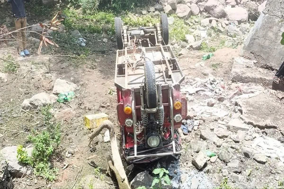 बागेश्वर धाम जा रही ओवरलोड ई-रिक्शा खाई में पलटी, महिला श्रद्धालु की मौत, एक दर्जन घायल