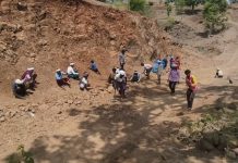 सरकार का इंतज़ार छोड़, ग्रामीणों ने खुद उठाये फावड़े गेंती: 7 किमी कच्ची सड़क रिपेयर करने में जुटे सागमाल के ग्रामीण