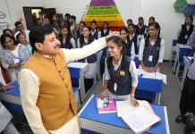 किसी से किया दुलार, किसी के सिर पर रखा हाथ, स्कूल के पहले दिन छात्राओं से इस अंदाज में मिले सीएम डॉ. मोहन!