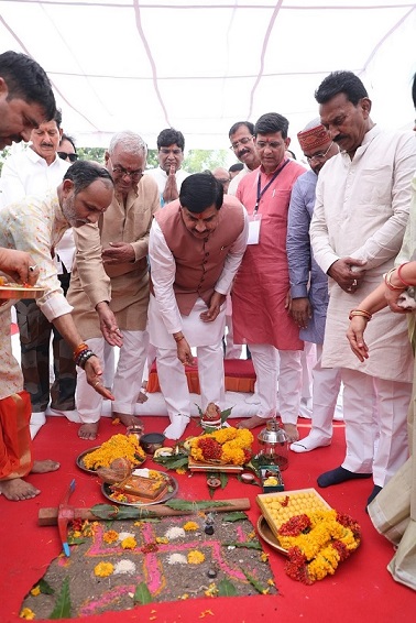 इंदौर में तुलसी नगर से निपानिया तक 15.90 करोड़ की सड़क व सीवर परियोजना का मुख्यमंत्री ने किया शुभारंभ