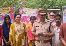 खाकी का मानवीय चेहरा: नगर निरीक्षक दंपति ने तीन बेटियों के विवाह में बढ़ाया सहयोग का हाथ