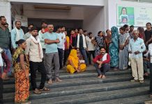 Tension in Hospital: जिला अस्पताल में नवजात की मौत पर बवाल: परिजनों ने लगाया लापरवाही और वसूली का आरोप