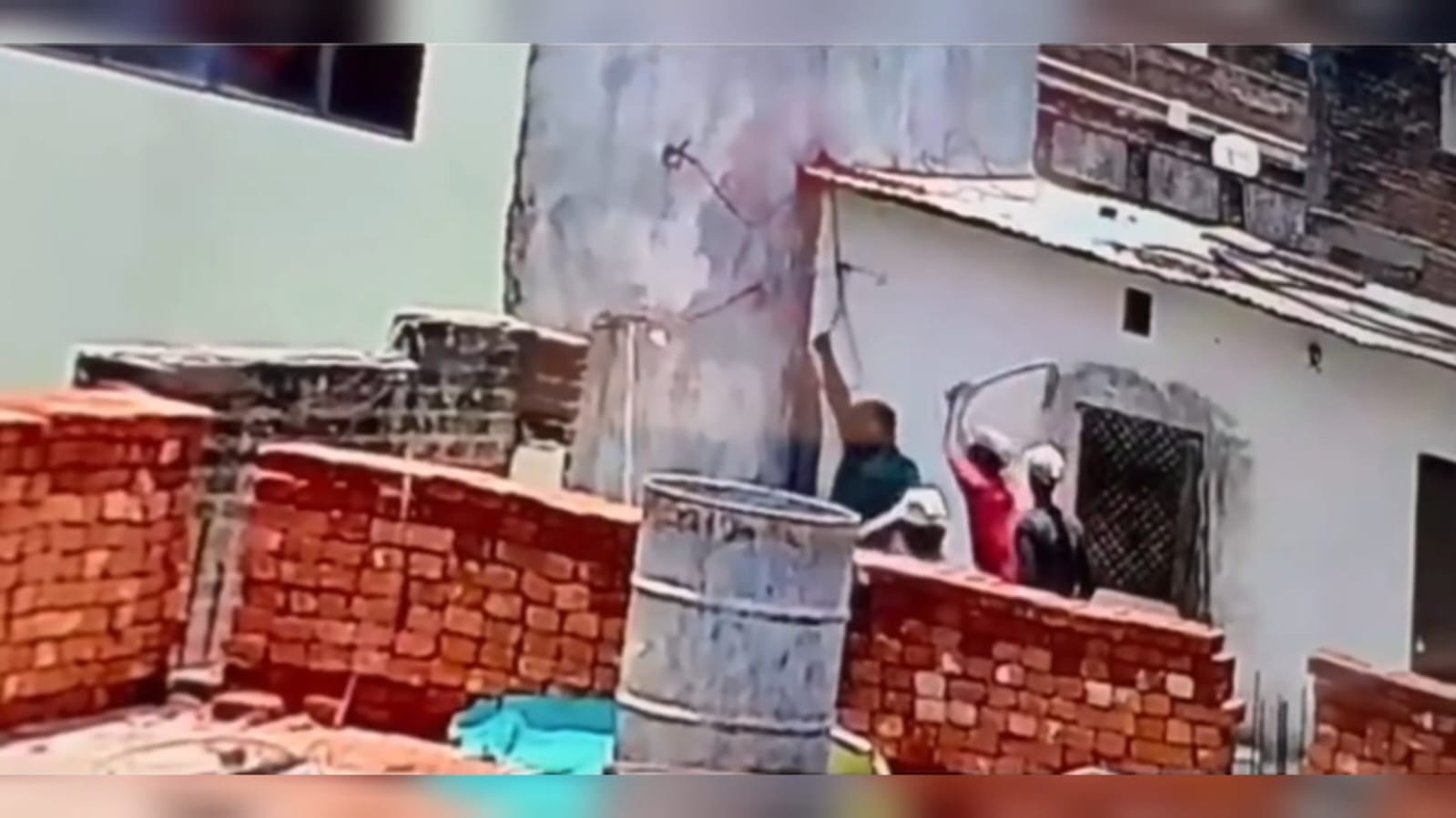 निर्माणाधीन मकान में करंट लगने से मजदूर की मौत, CCTV में कैद हुआ दर्दनाक हादसा
