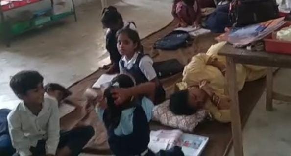 MP: शासकीय शाला में - MP: शासकीय शाला में शिक्षा व्यवस्था शर्मसार, कक्षा में गहरी नींद सोती नजर आईं शिक्षिका, वीडियो वा…